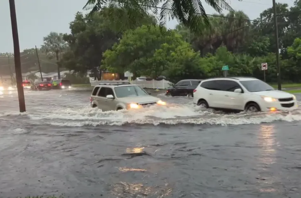 Las calles del sur de Florida se inundan a medida que una potente marea(king tide) alcanza un nivel de inundación importante.